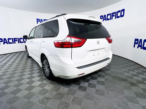 2020 Toyota Sienna XLE