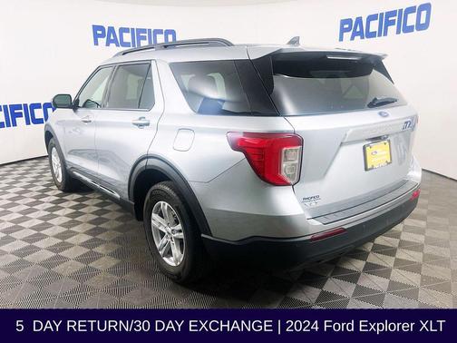Iconic Silver Metallic 2024 Ford Explorer XLT