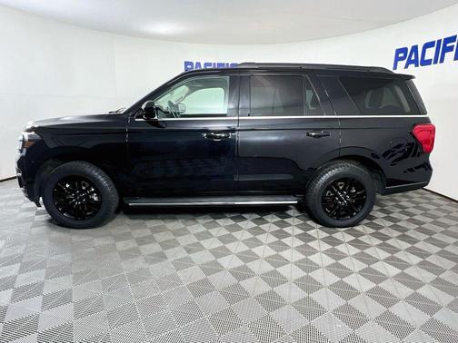 Black Metallic 2022 Ford Expedition XLT