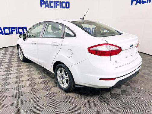 Oxford White 2017 Ford Fiesta SE