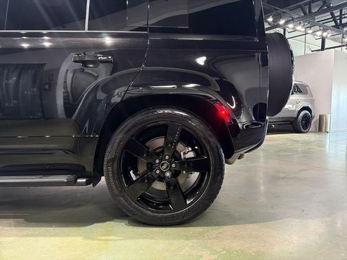 2025 Land Rover Defender 110 P400 X-Dynamic SE