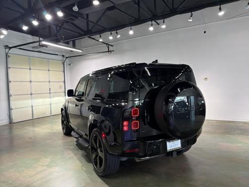 2025 Land Rover Defender 110 P400 X-Dynamic SE