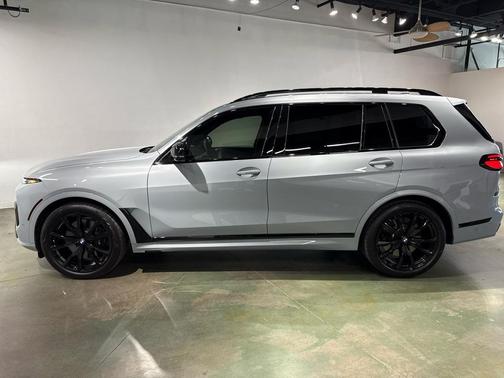 2025 BMW X7 M60i