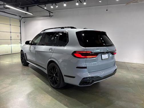 2025 BMW X7 M60i