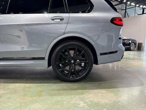 2025 BMW X7 M60i