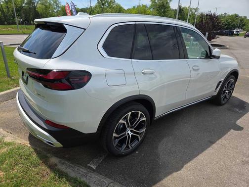 Mineral White 2026 BMW X5 sDrive40i