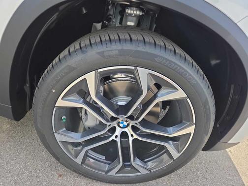 Mineral White 2026 BMW X5 sDrive40i