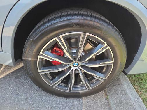 Gray Metallic 2024 BMW X5 xDrive40i