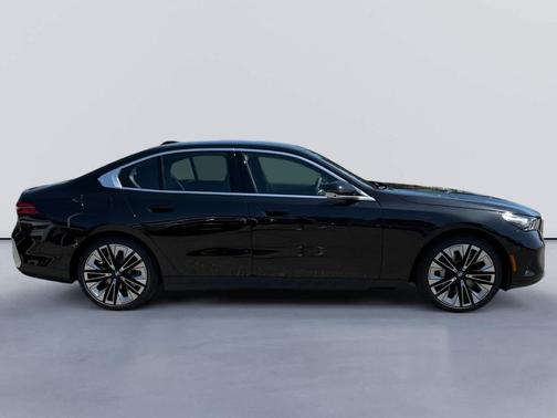 Black Sapphire 2027 BMW 530 i