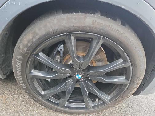 Pure 2023 BMW X7 xDrive40i