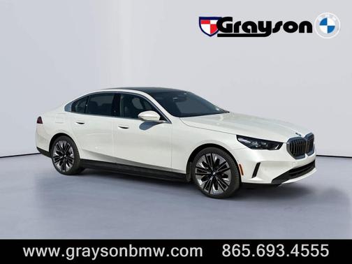 Mineral White Metallic 2025 BMW i5 xDrive40