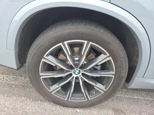 Gray Metallic 2025 BMW X5 xDrive40i