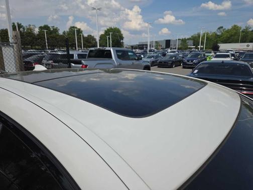 White 2018 BMW 750 i