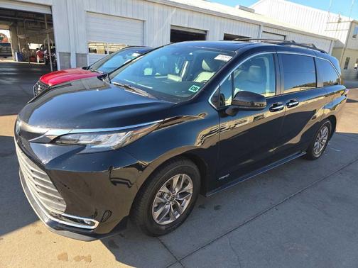 2021 Toyota Sienna XLE