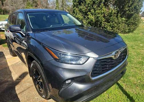 Magnetic Gray Metallic 2022 Toyota Highlander LE