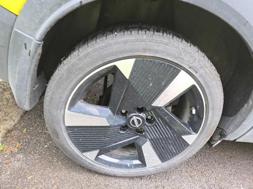 2t Ylw Blk Roof 2026 Nissan Kicks SR