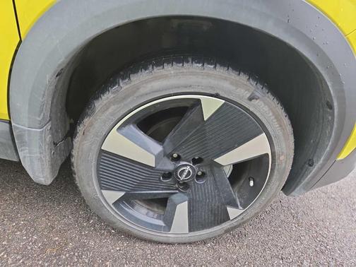 2t Ylw Blk Roof 2026 Nissan Kicks SR