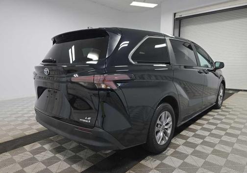 2024 Toyota Sienna LE