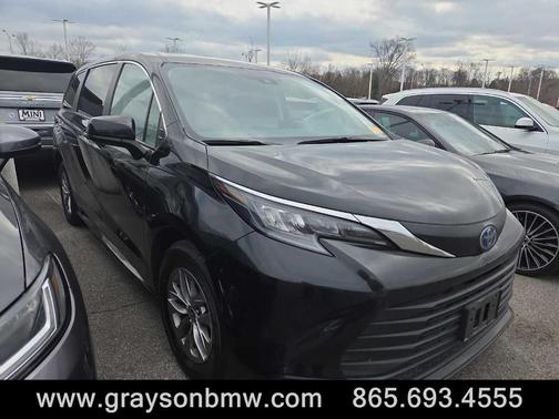 2024 Toyota Sienna LE