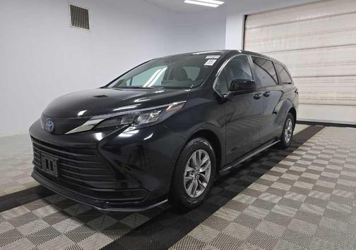 2024 Toyota Sienna LE