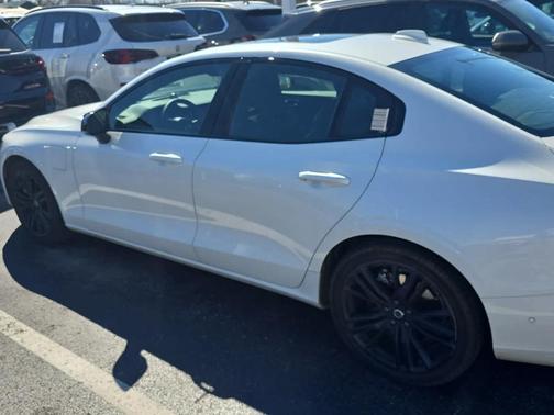 2024 Volvo S60 Recharge Plug-In Hybrid T8 Ultimate Black Edition