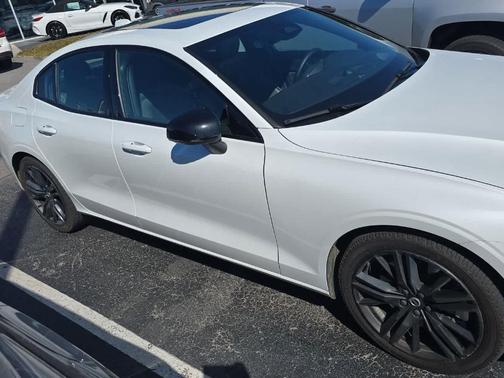 2024 Volvo S60 Recharge Plug-In Hybrid T8 Ultimate Black Edition