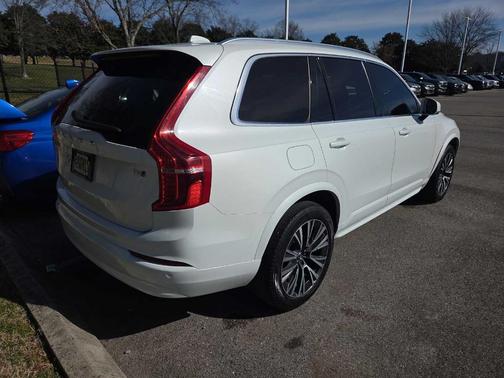 2022 Volvo XC90 T5 Momentum 7 Passenger