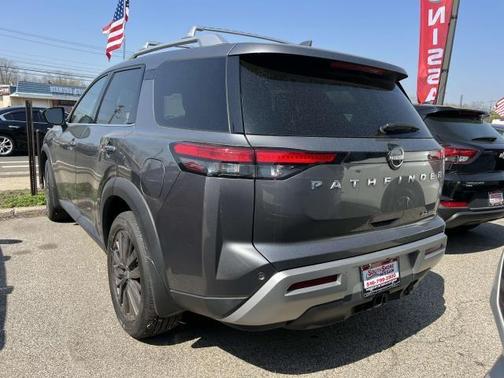 2022 Nissan Pathfinder SL