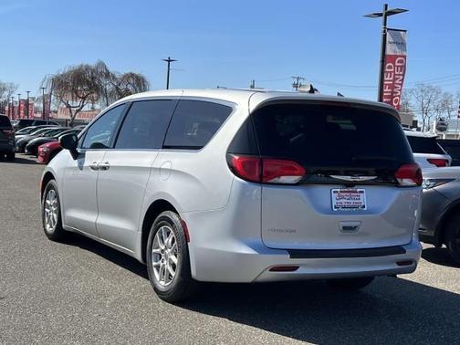 2022 Chrysler Voyager LX