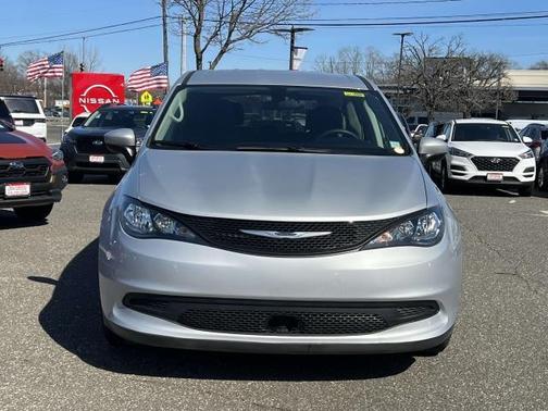 2022 Chrysler Voyager LX
