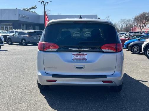2022 Chrysler Voyager LX