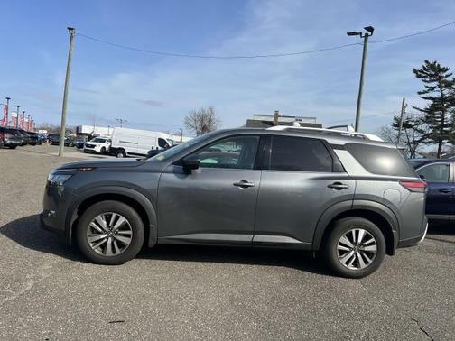 2022 Nissan Pathfinder SL