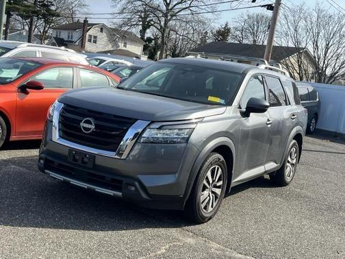 2022 Nissan Pathfinder SL