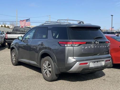 2022 Nissan Pathfinder SL