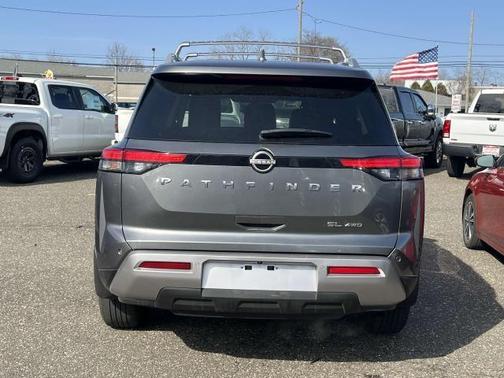 2022 Nissan Pathfinder SL