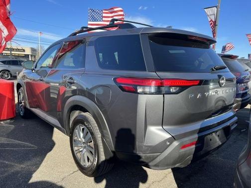 2022 Nissan Pathfinder SV