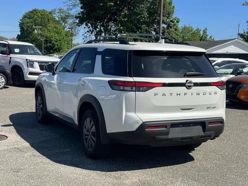 2024 Nissan Pathfinder SV