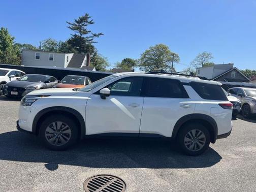 2024 Nissan Pathfinder SV