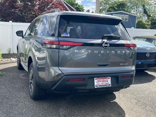 2022 Nissan Pathfinder SV