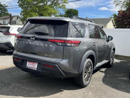 2022 Nissan Pathfinder SV