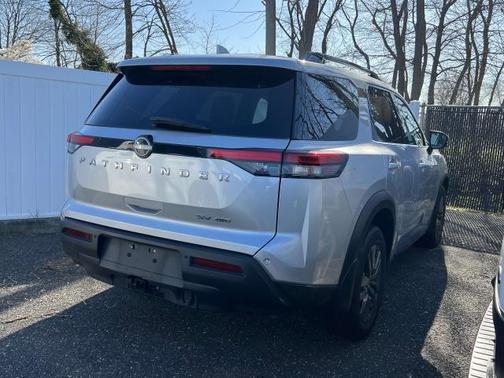 2022 Nissan Pathfinder SV