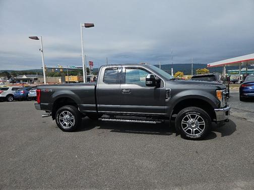 2017 Ford F-250 Lariat 4WD SuperCab 6.75' Box