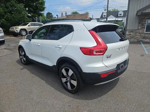 White 2021 Volvo XC40 T5 Momentum