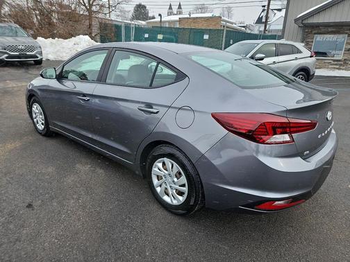 2019 Hyundai ELANTRA SE