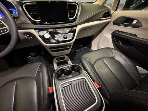 2022 Chrysler Pacifica Hybrid Touring L