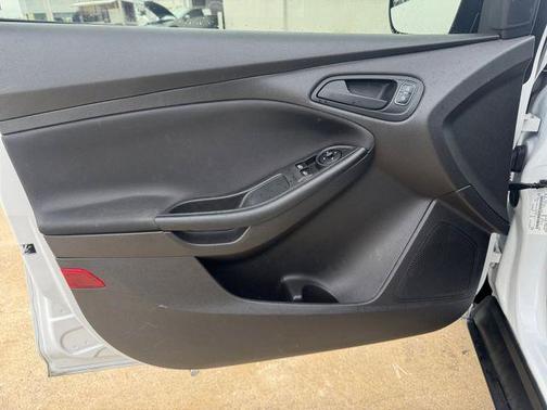 Oxford White 2017 Ford Focus S