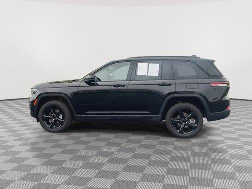 Diamond Black Crystal Pearlcoat 2023 Jeep Grand Cherokee Altitude