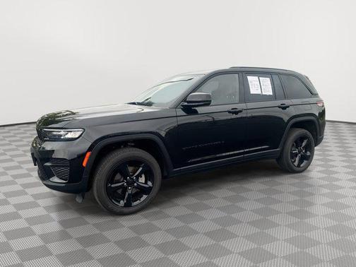 Diamond Black Crystal Pearlcoat 2023 Jeep Grand Cherokee Altitude