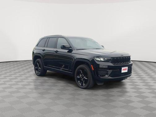 Diamond Black Crystal Pearlcoat 2023 Jeep Grand Cherokee Altitude