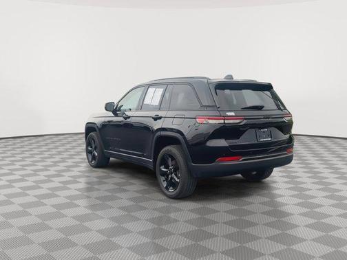 Diamond Black Crystal Pearlcoat 2023 Jeep Grand Cherokee Altitude